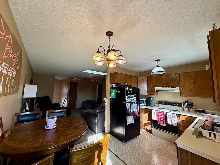 1042 Castlewood Dr — Photo 3