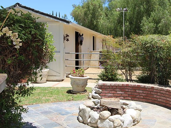 Fire pit and seating wall