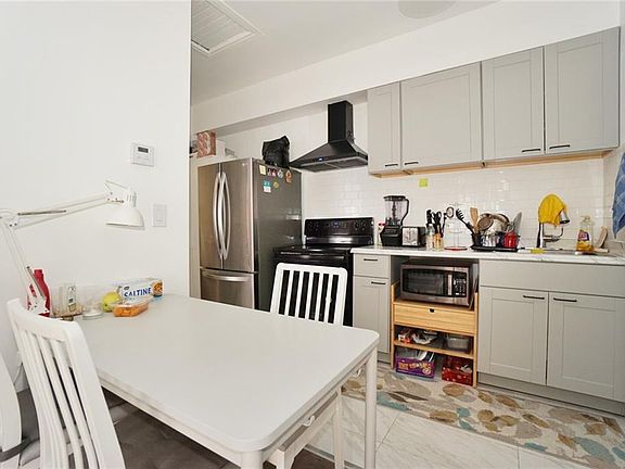 3rd image of 3046 Brighton 6 St