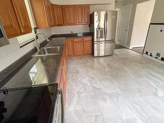4th image of 4012 Lovell Ave