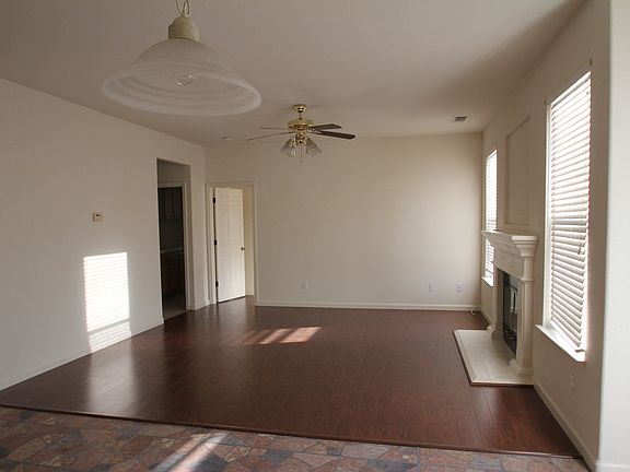 5th image of 1565 Queensland Ave