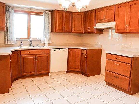 5th image of 270 Woodcrest Dr