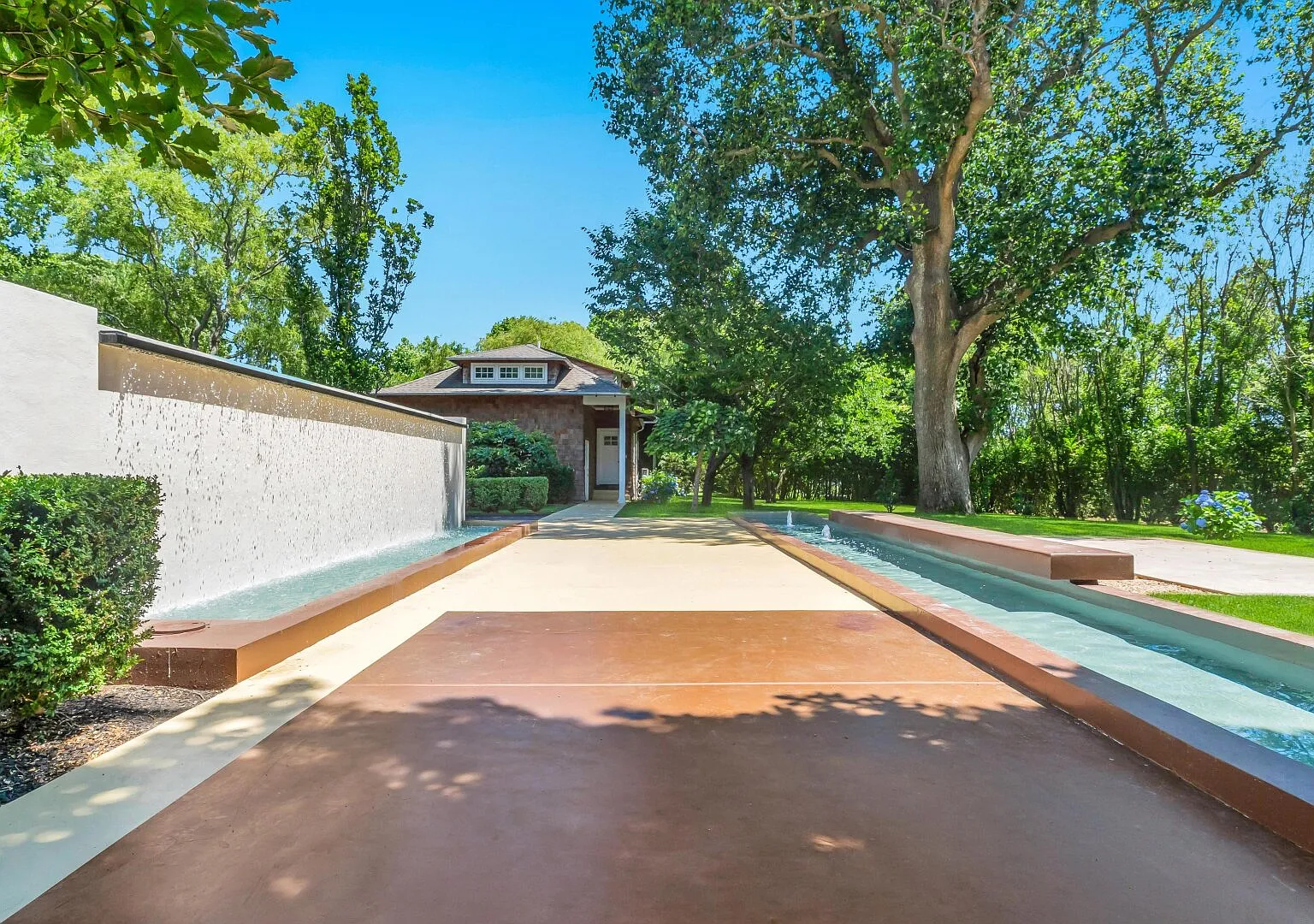 Luxurious Resort-Style Water Mill Estate, Minutes to Town & Beach — Photo 4