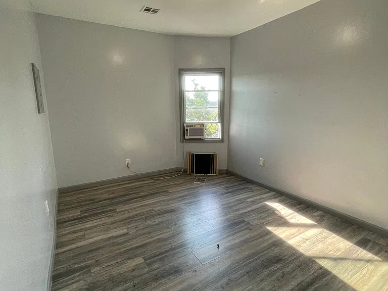 124 Fleming #3R — photo 2 of 3