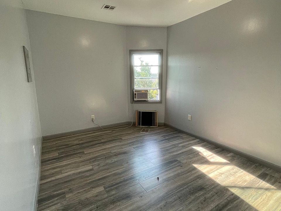 2nd image of 124 Fleming Ave #3L