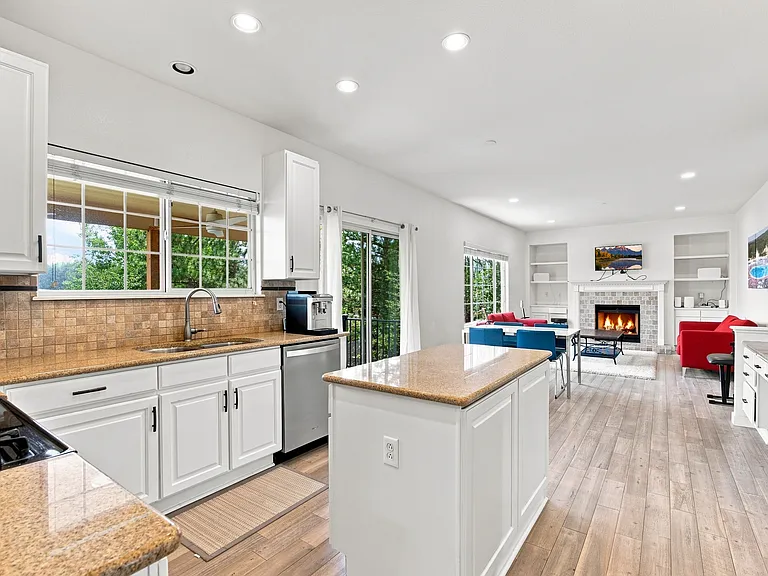 2445 Clayton Cir — Photo 12