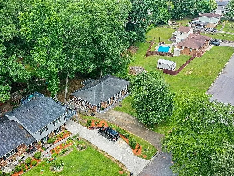 327 Oak Lake Dr — Photo 2