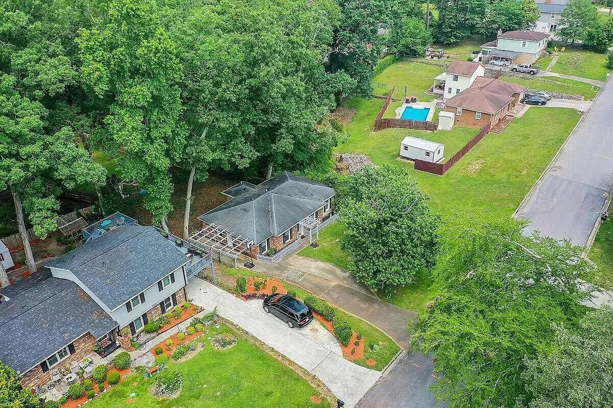 Building Photo - 327 Oak Lake Dr