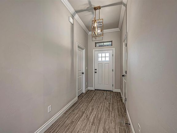 5th image of 704 Linda Ln