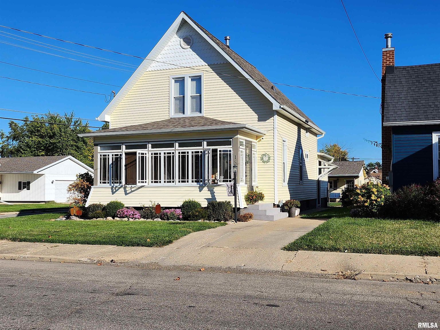 159 W Vine St, Canton, IL 61520 | Zillow