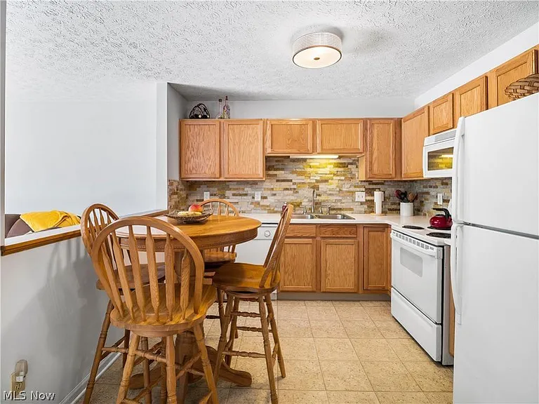 380 Angela Ln #380 — Photo 5