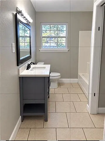 3 bed, 1.0 bath, 1609 sqft, $1,881 — Photo 4