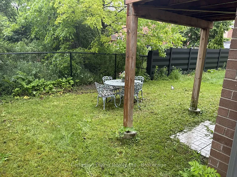 563 New England Ct W — Photo 26