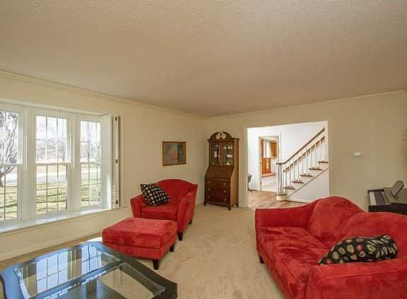 3rd image of 811 Blackhorse Ct