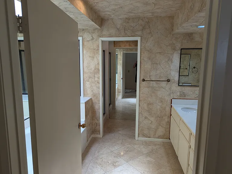Primary Bedroom en suite bathroom