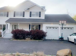 698 Nichols Rd, Hauppauge, NY 11788
