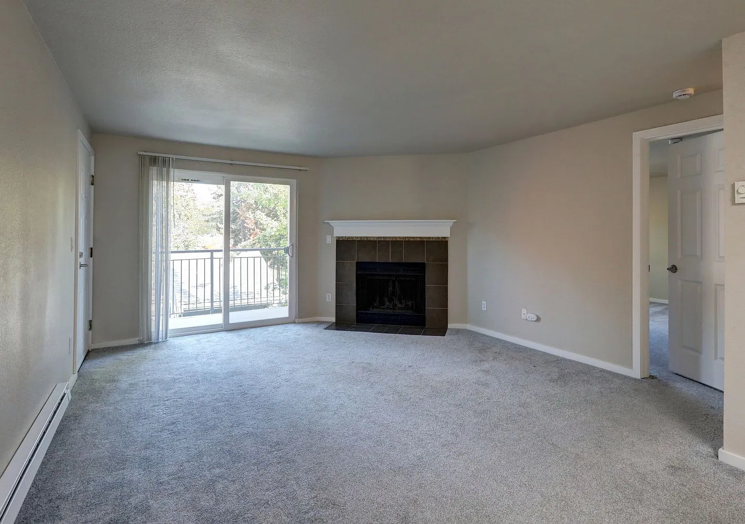 Upstairs 2-Bed Condo in Factoria with Covered Parking, Pool & Patio — Photo 3