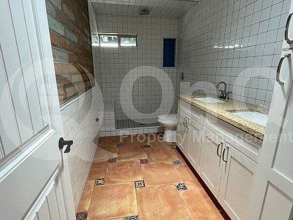 5th image of 920 S Kroeger Ln