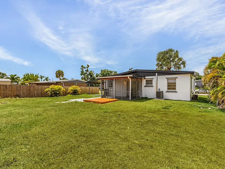 22163 Hernando Ave — Photo 3