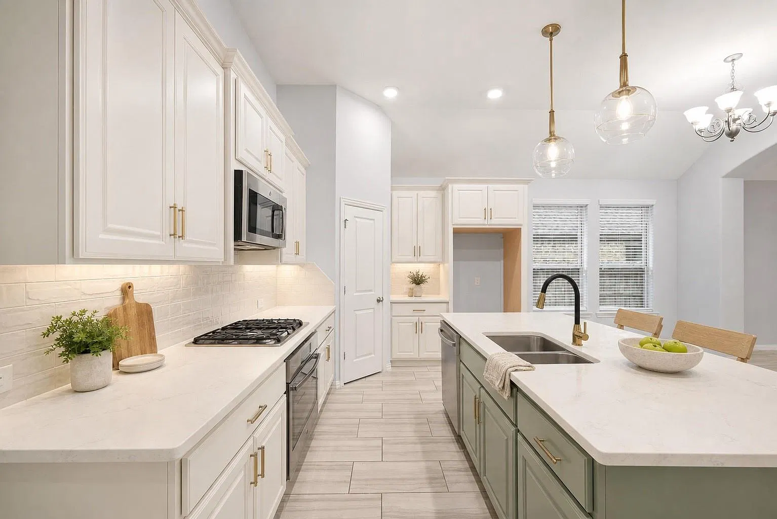 3 bed, 2.0 bath, 2123 sqft, $2,600 — Photo 4