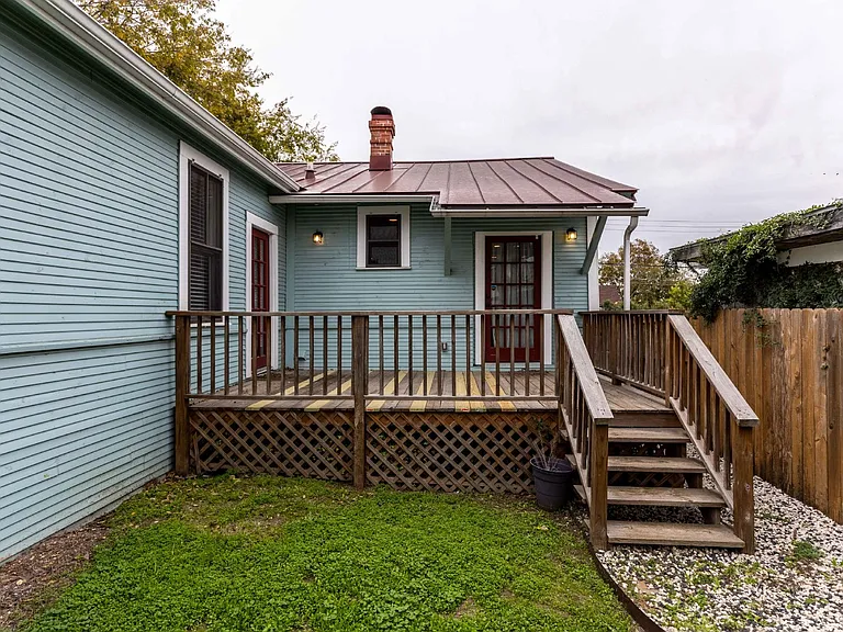 1121 E Crockett St — Photo 39