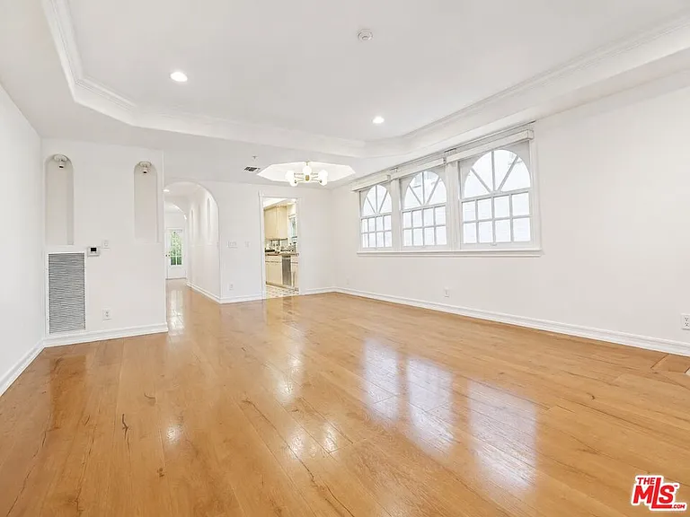 342 N Palm Dr #201 — Photo 25