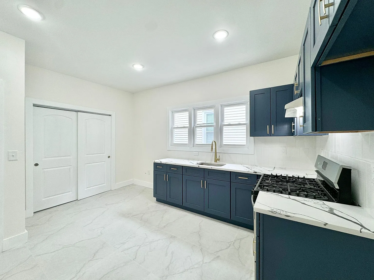 3 bed, 1000 sqft, $3,000 — Photo 2