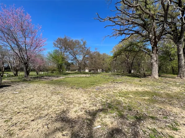 909 Willow Dr, Wills Point, TX 75169