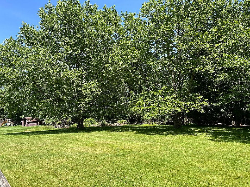 Expansive yard .78 acres 