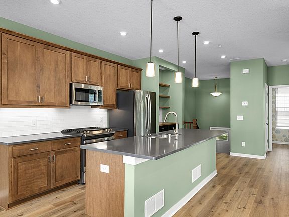 3rd image of 887 Roselyn Dr
