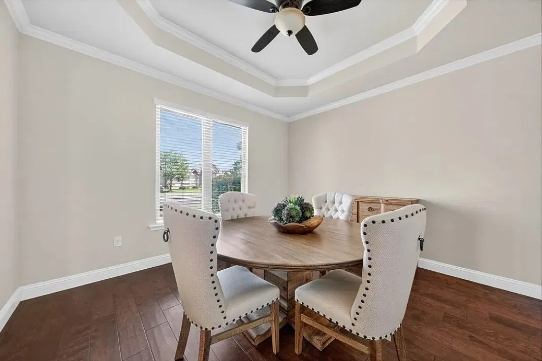4 bed, 2564 sqft, $4,300 — Photo 3