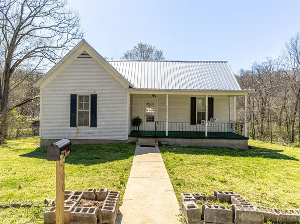 700 Spring St, Charlotte, TN 37036