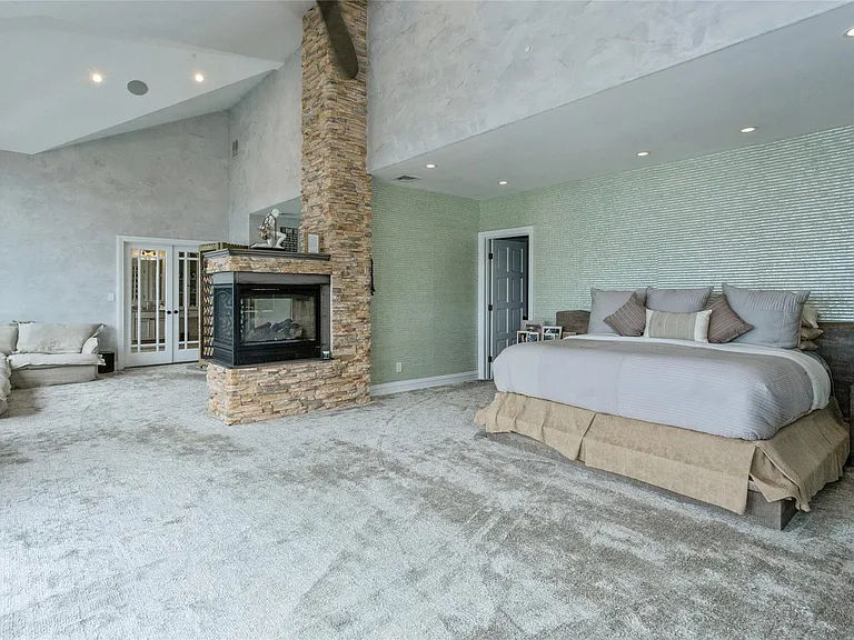 319 Harbor Dr — Photo 21