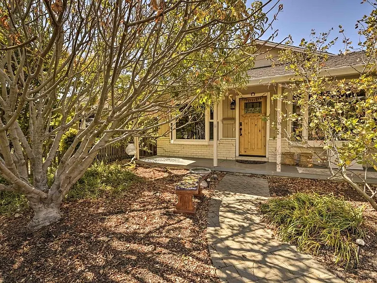 fully furnished, beautiful hardwood floor