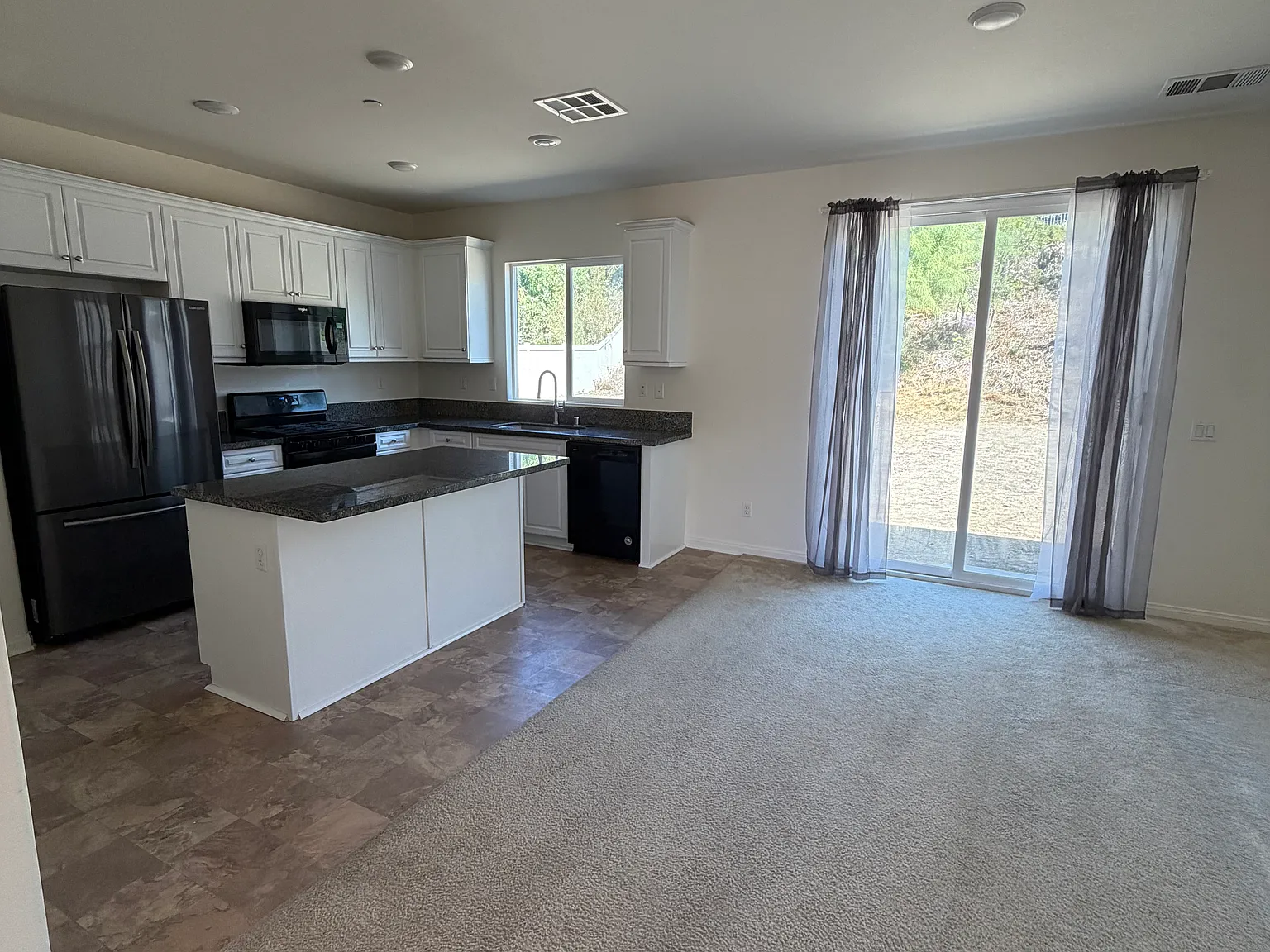 5 bed, 2238 sqft, $4,000 — Photo 4