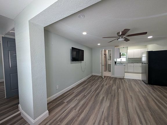 3rd image of 3016 W Walnut St #2