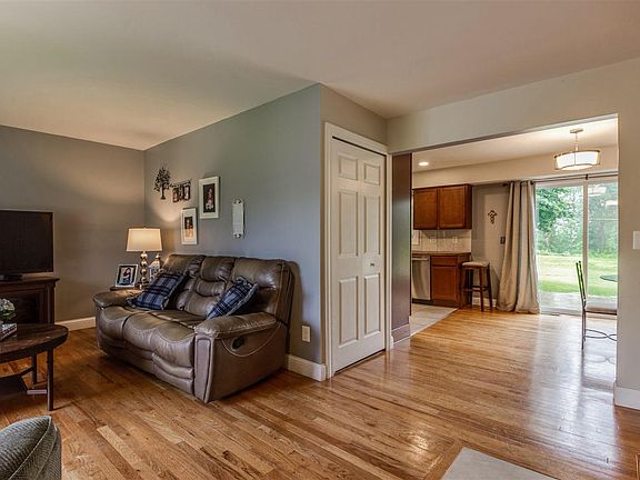3rd image of 4208 Crestknoll Dr