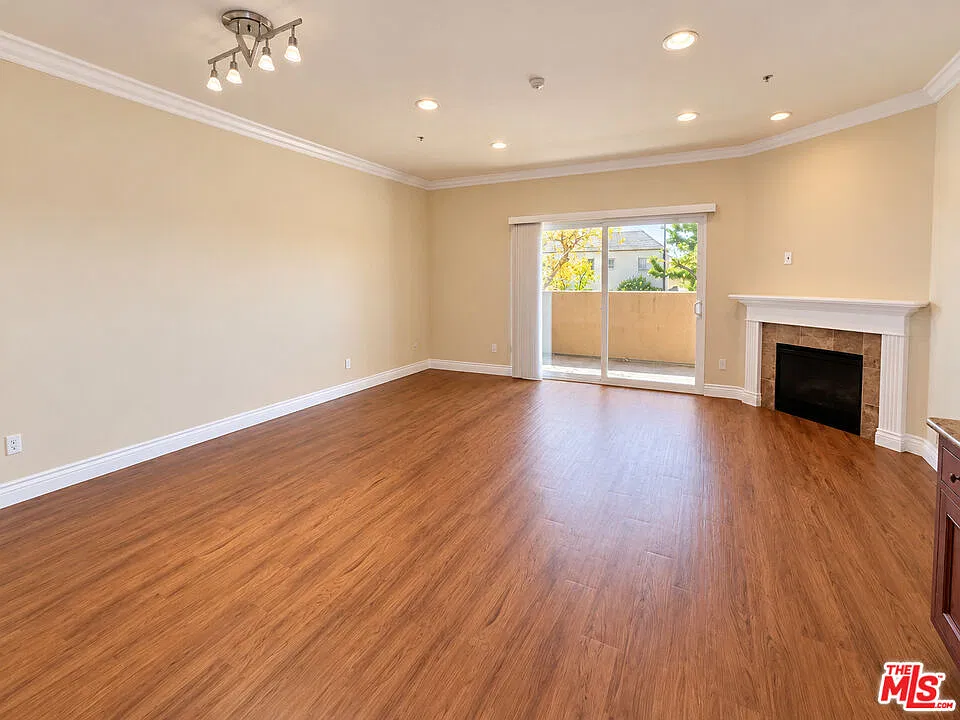 2 bed, 2.5 bath, 1330 sqft, $3,895 — Photo 2