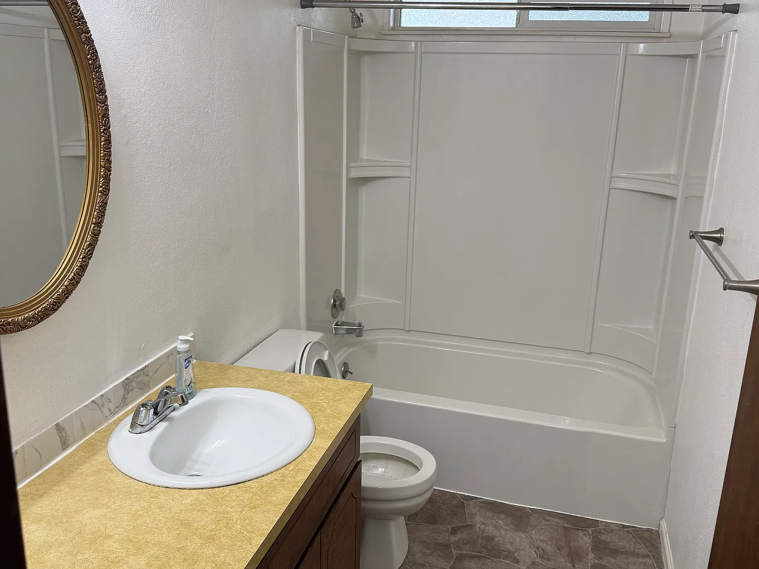 2 bed, 888 sqft, $1,500 — Photo 4