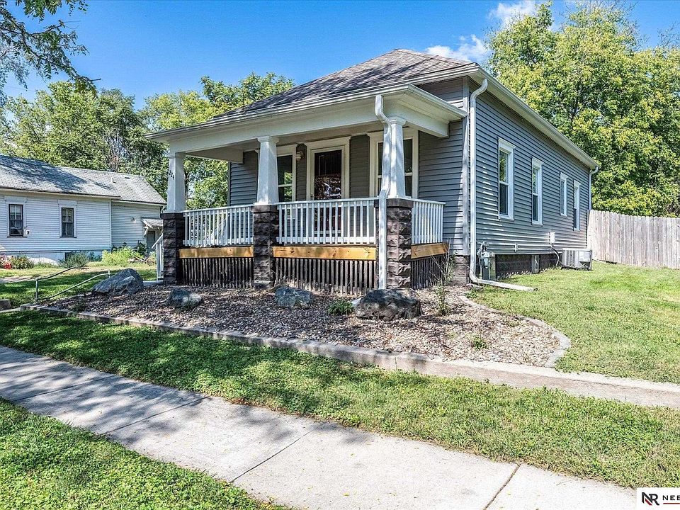 1st image of 224 W E St
