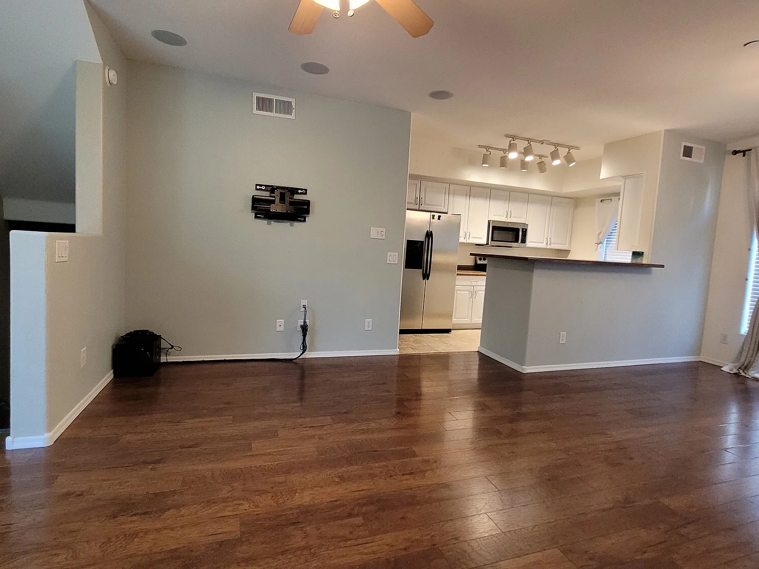 2 bed, 2.5 bath, 1100 sqft, $1,800 — Photo 4