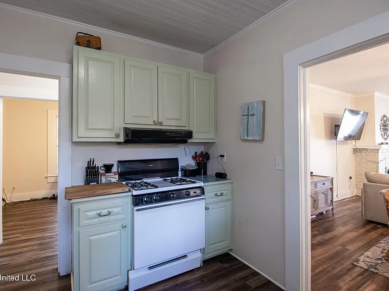 258 Querens Ave — Photo 6