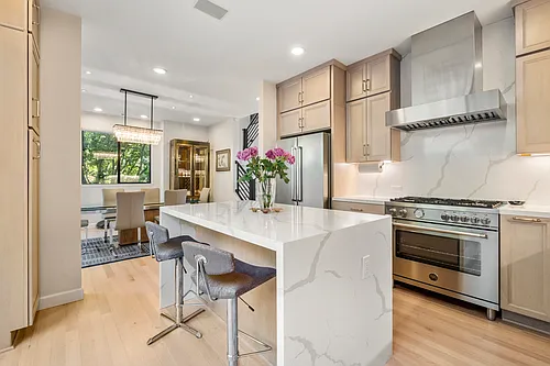 6681 Charing Cross Rd Photo 1