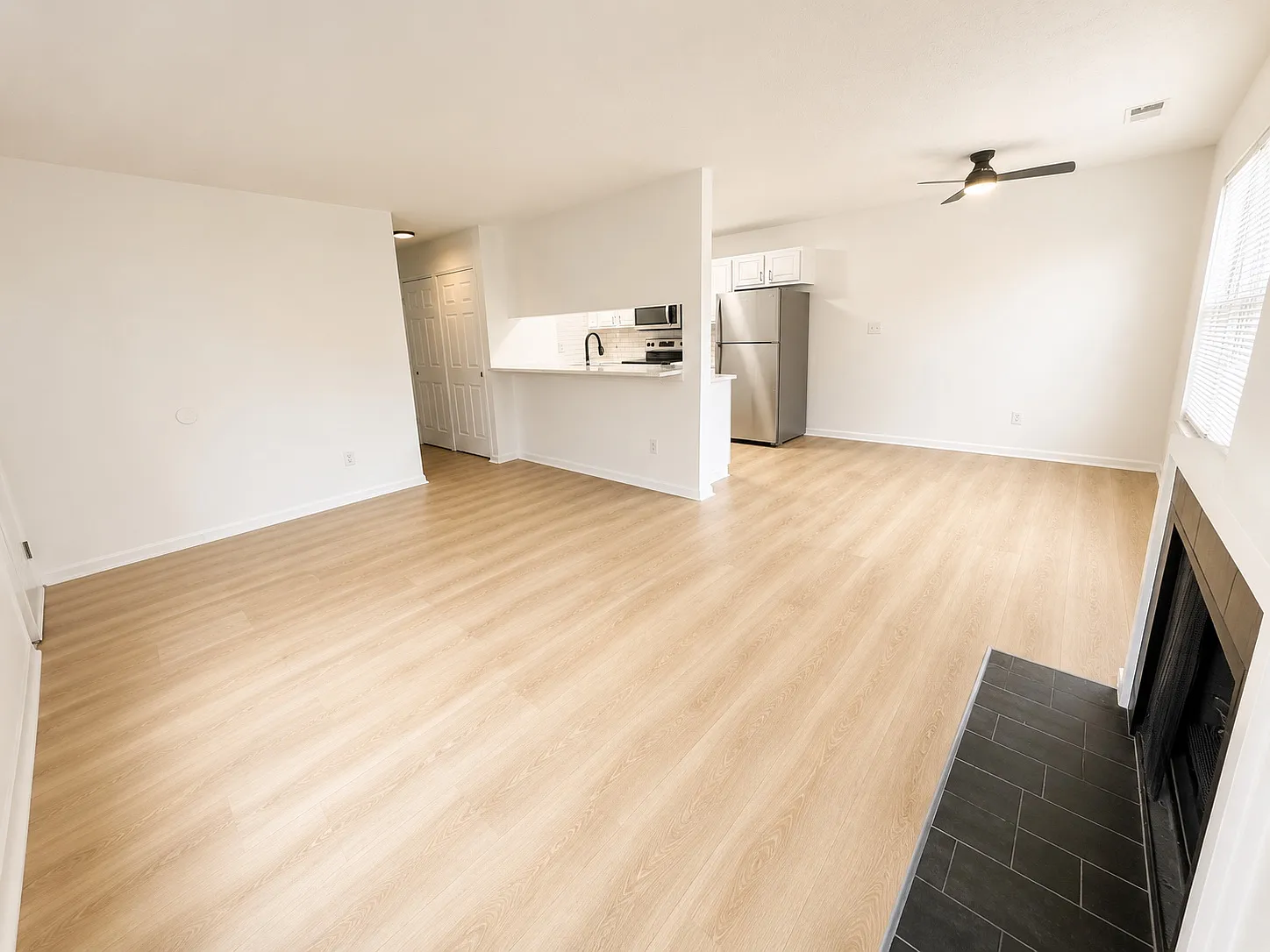 2 bed, 902 sqft, $1,400 — Photo 2