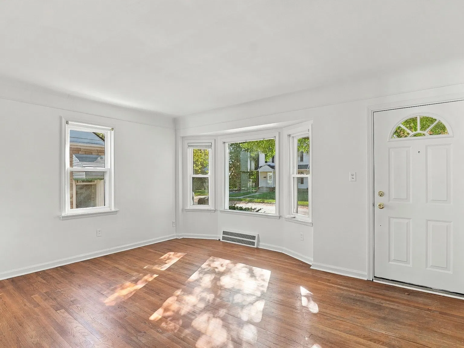 2201 Harwood Ave — Photo 4