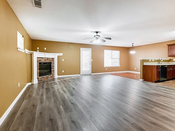 5th image of 327 Village Dr
