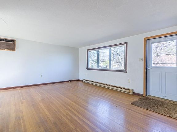 3rd image of 200 Kenoza Ave