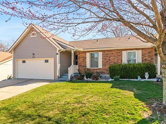 3rd image of 213 SE Ridgeview Dr