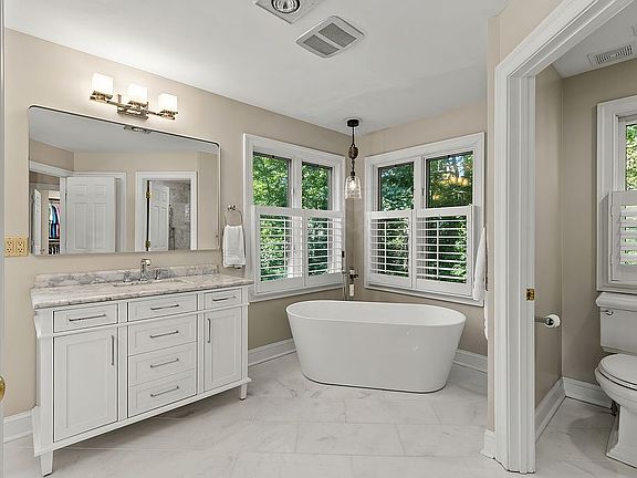 5th image of 2656A Queen Anne Cir