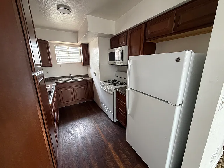 428 Newport Ave — Photo 4
